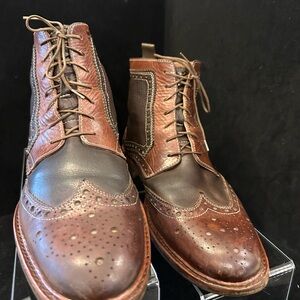 Johnson and Murphy Elegant Two-Tone Leather Oxford lug boot